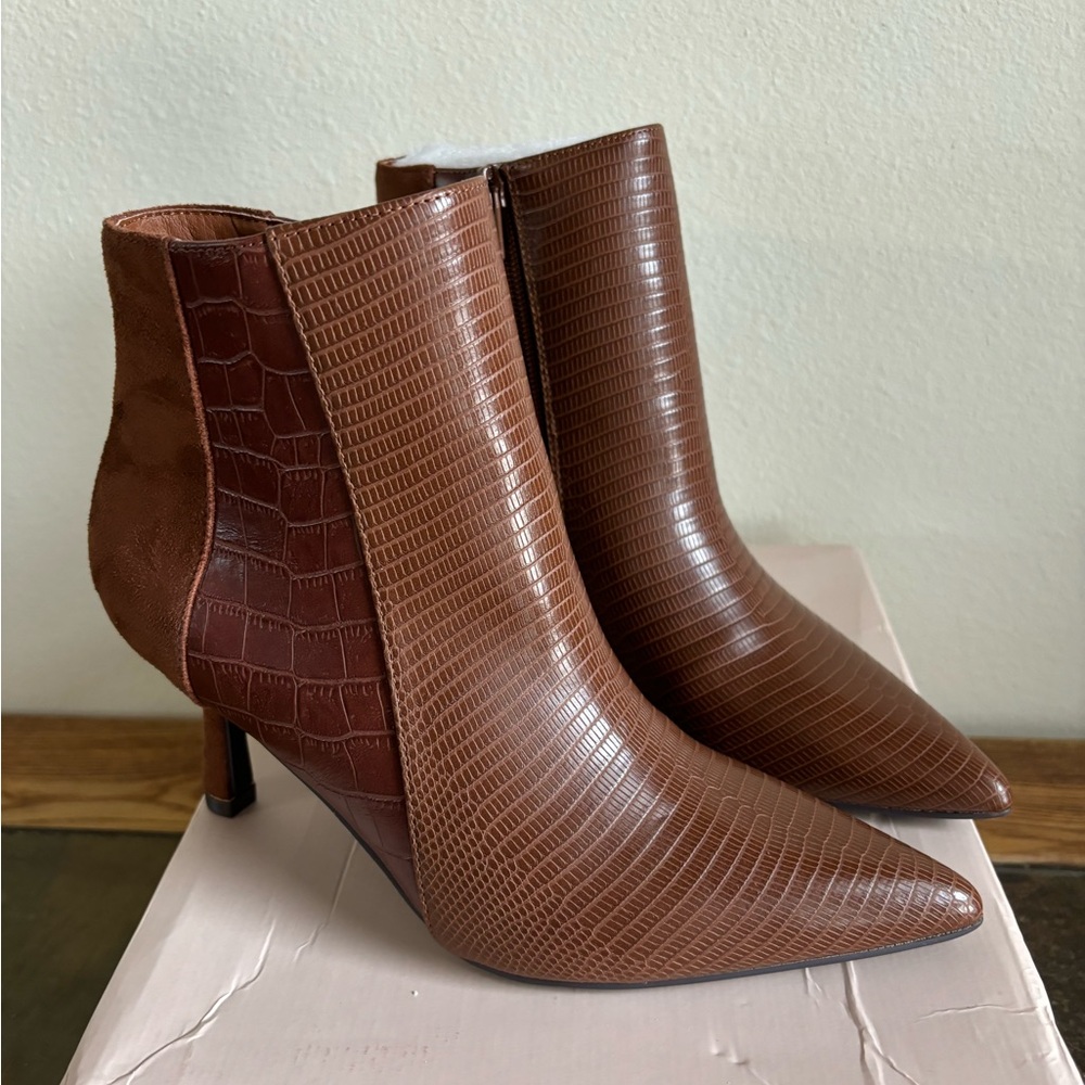 Just Fab Brown suede croc Booties